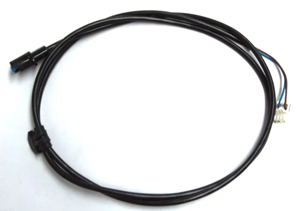 Daikin-Kabel für Plattenwärmetauscher, mit schwarzen Leitungen und mehreren Drähten am Ende verbunden. Verbindungsstecker an einem Ende, freistehende Drähte am anderen Ende.